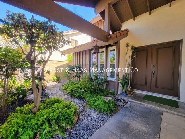 Building Photo - Beautiful 4 Bedroom 2.5 Bath Executive Hom...