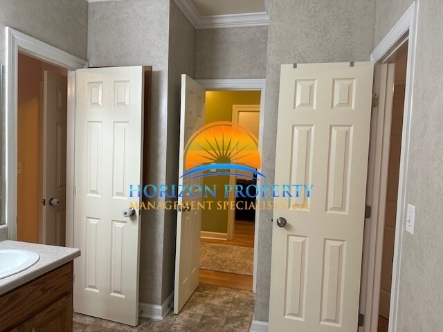 Building Photo - 127 Phantom Dr