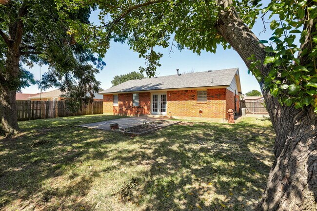Building Photo - 916 S Patterson Dr