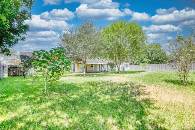 Building Photo - 607 Rosewood Dr