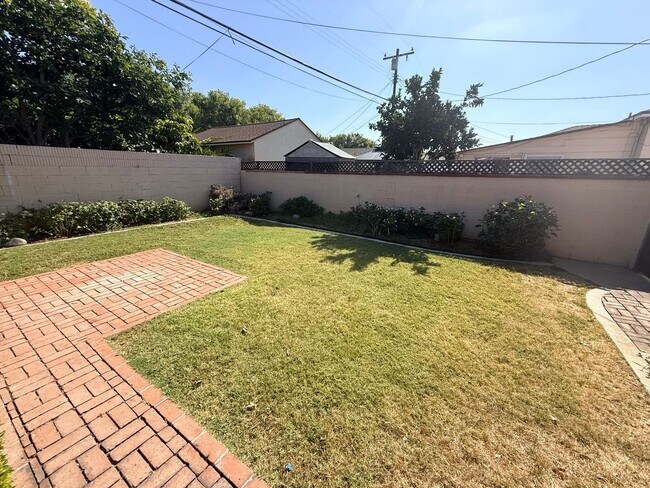 Building Photo - Adorable 2-bedroom home available for rent in Lakewood Mutuals!