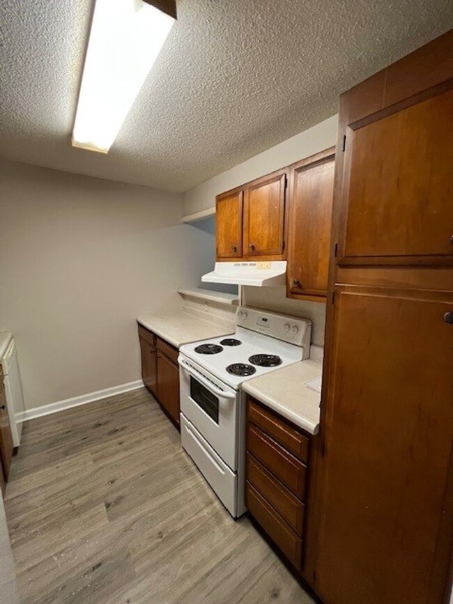 Building Photo - Newly Renovated 3B/1B Apartment Available ...