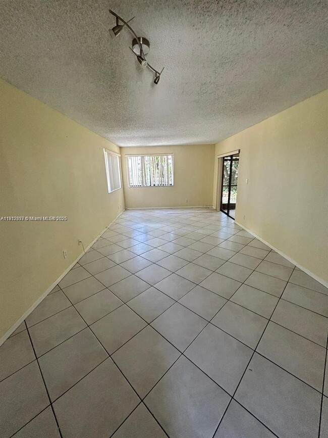 Building Photo - 189 Lakeview Dr