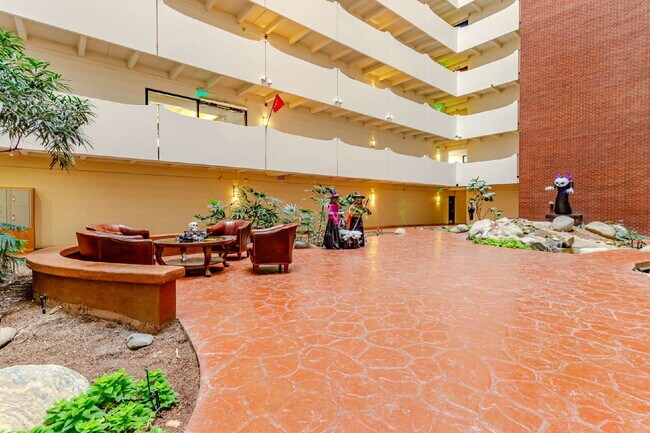 Building Photo - Three Bed / Two bath at the Cherry Creek P...