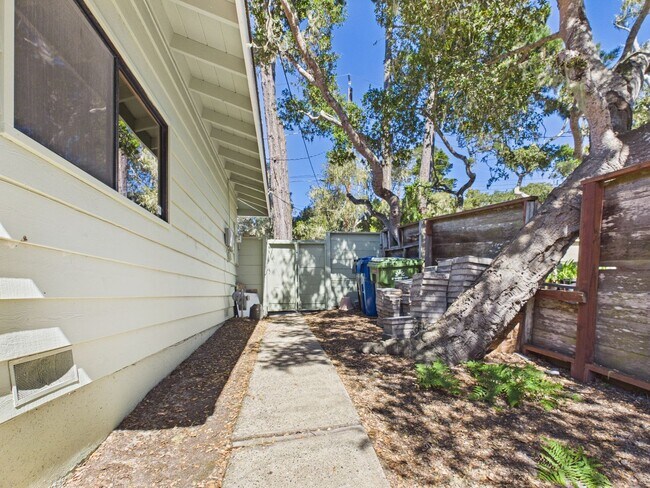 Building Photo - 4 Bedroom family home in Pebble Beach