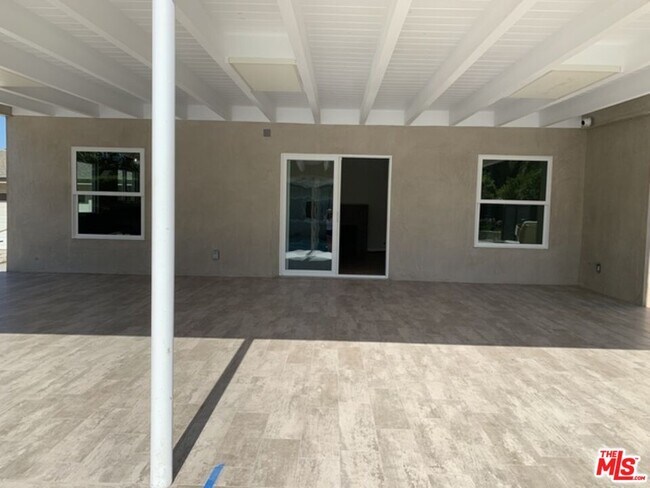 Building Photo - 9254 Balcom Ave