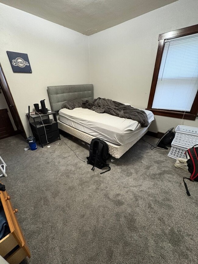 Building Photo - Centrally located 3 Bedroom, 1 Bathroom Ap...