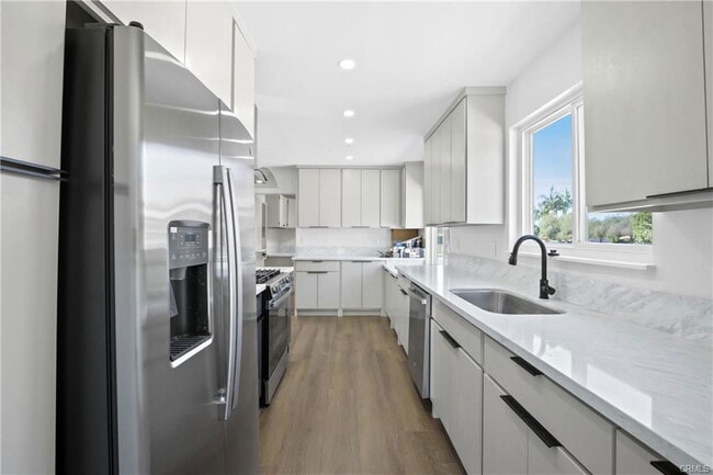 Building Photo - 8437 Everest St