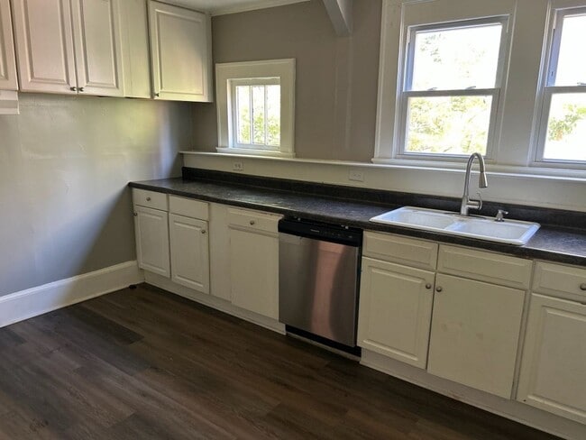 Building Photo - 3 Bedroom 1.5 Bath Home Available for Rent...