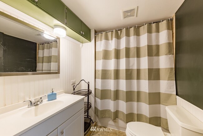 Building Photo - Live 5-Minutes from WWU — Roommate-Friendly Home Near Downtown Bellingham