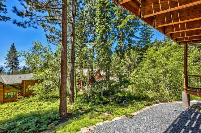 Building Photo - Gorgeous Lakeview! Pet Friendly w a Garage & AC!