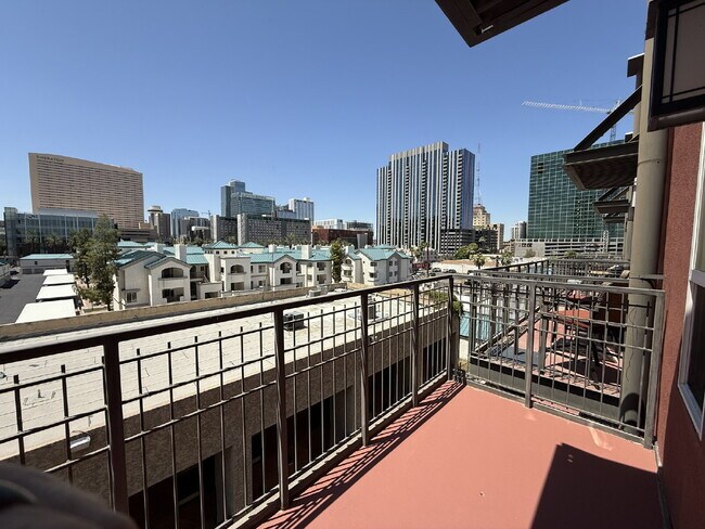 Building Photo - Penthouse Loft in Prime Downtown Location!