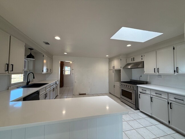 Building Photo - Spacious 2 Bedroom on 1 Arce -Texico Schools