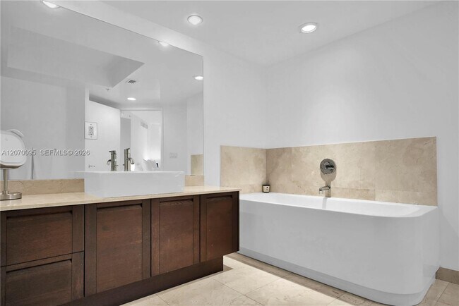 Building Photo - 250 Sunny Isles Blvd