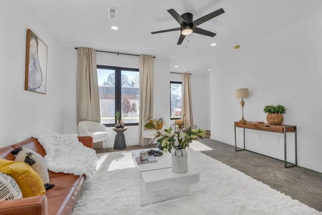 Building Photo - Modern 4-Bed Townhouse in Ridgedale – Minu...