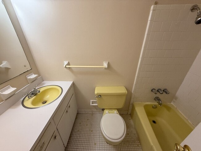 Building Photo - 2 Bedroom 1 Bath Duplex for Rent in Pensac...