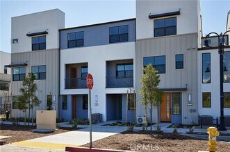 Building Photo - 944 N Divino Privado