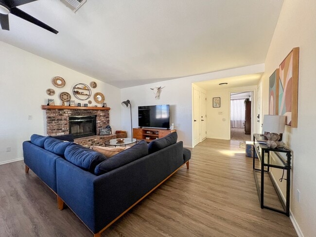 Building Photo - Fully Furnished 4 Bedroom in Sunmore Estat...