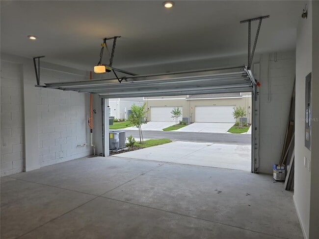 Building Photo - 9835 Walkway Dr