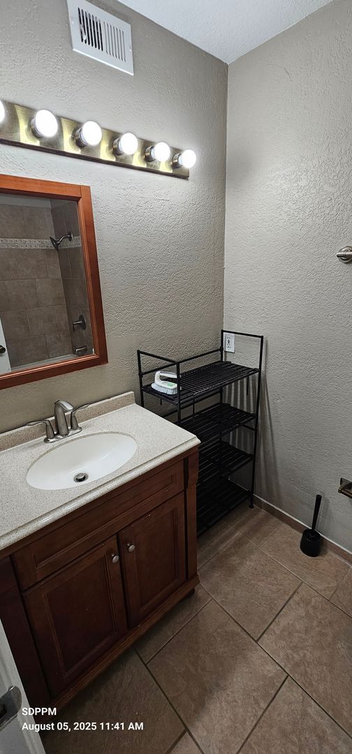Building Photo - HILLCREST - SAN DIEGO - Nice 2 Bedroom / 2...