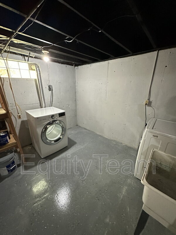 Building Photo - 6000 Mayflower Ave