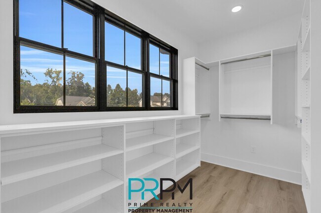 Building Photo - 938 Benchmark Dr