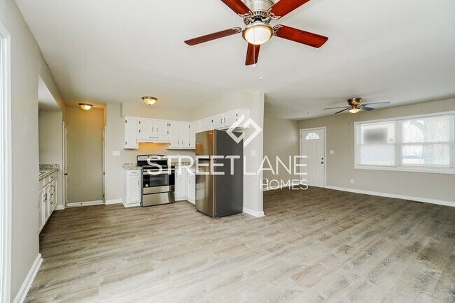 Building Photo - REDUCED!