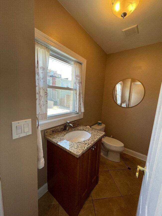 Building Photo - Charming 2 Bedroom/3.5 Bathroom Townhome i...