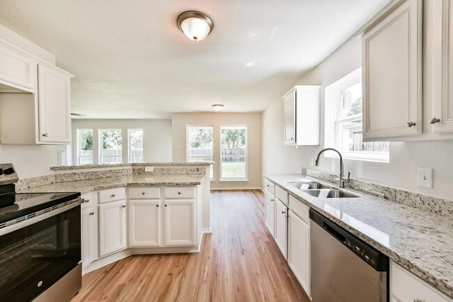 Building Photo - 106 Mango St