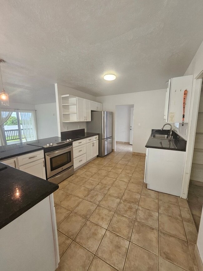 Building Photo - Beautiful 3 Bedroom Home in Komohana Gardens