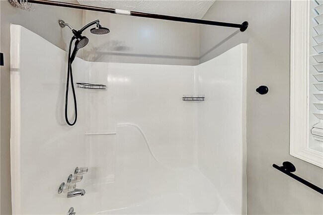 Building Photo - 985 Crystal Water Dr SE