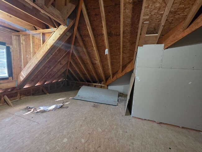 Building Photo - Spacious 4-Bedroom Home for Rent in Kings ...