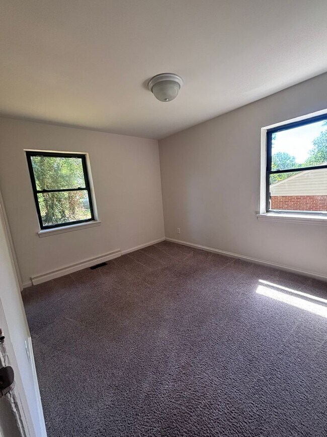 Building Photo - Great 3 bedroom home available in East Charlotte