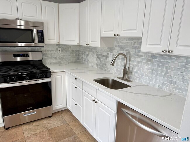 Building Photo - 9 Watch Hill Cir