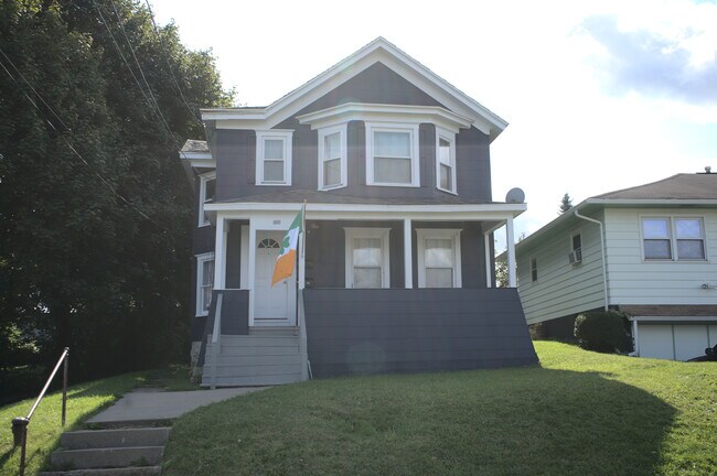 Primary Photo - 211 Ulster St