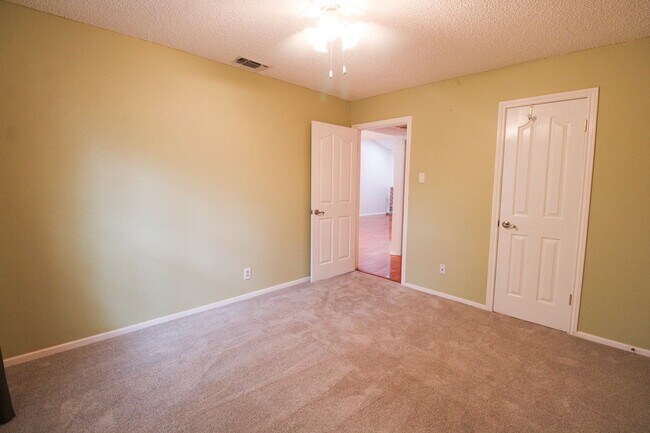 Building Photo - 13018 Heimer Rd