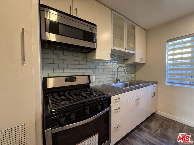 Building Photo - 4832 W 17th St