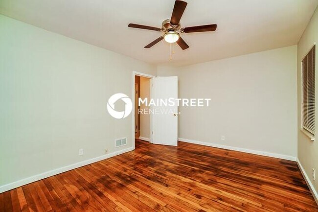 Building Photo - 3 Bedroom Pet-Friendly Home in COLUMBUS, OH with Main Street Renewal
