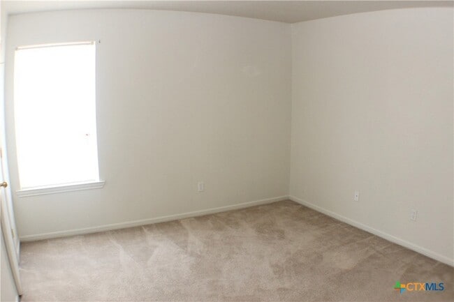 Building Photo - 102 E Robin Ln