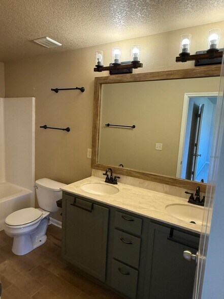 Building Photo - 495 SE Sagewood Cir