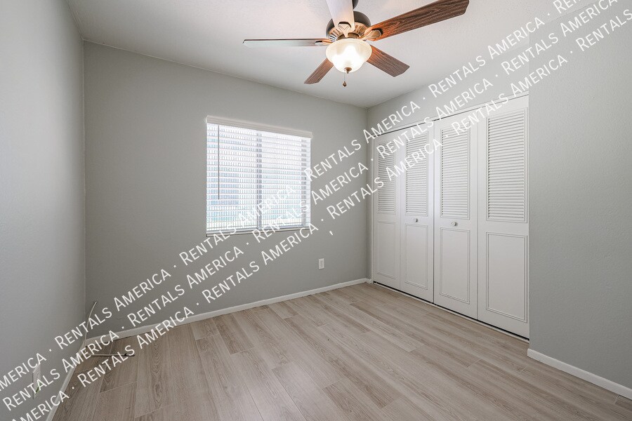 Building Photo - 1329 W Kristal Way