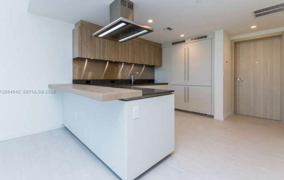 Building Photo - 1000 Brickell Plz