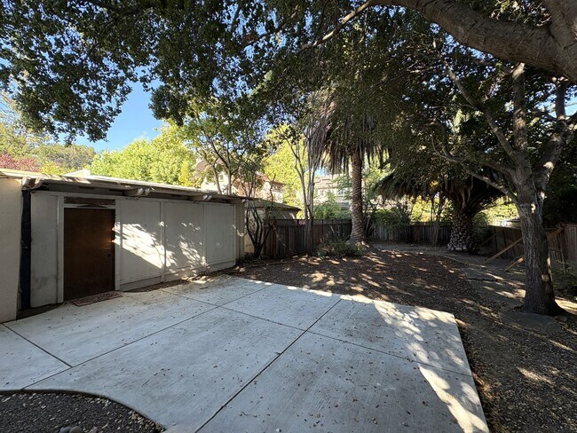 Building Photo - Charming 2-Bedroom Home with Spacious Back...