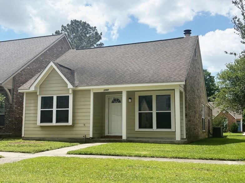 Building Photo - 1741 Twisted Oak Ln