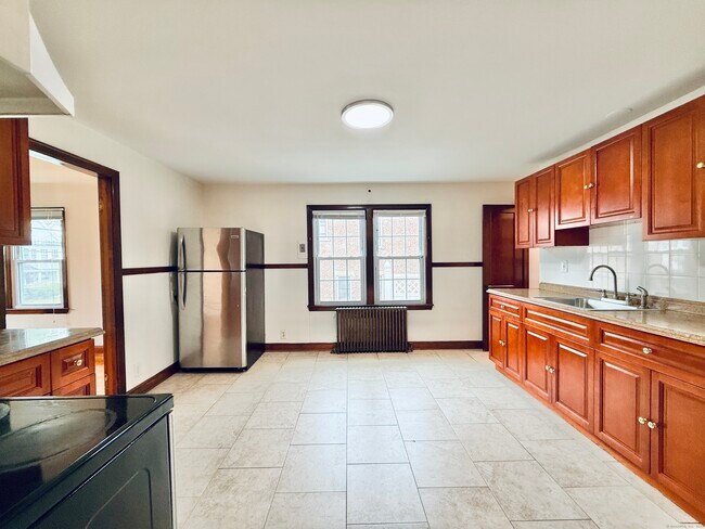 Building Photo - 820 Brewster St