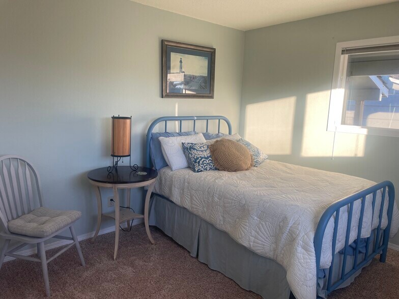 Building Photo - 257 SW Ebb Ave