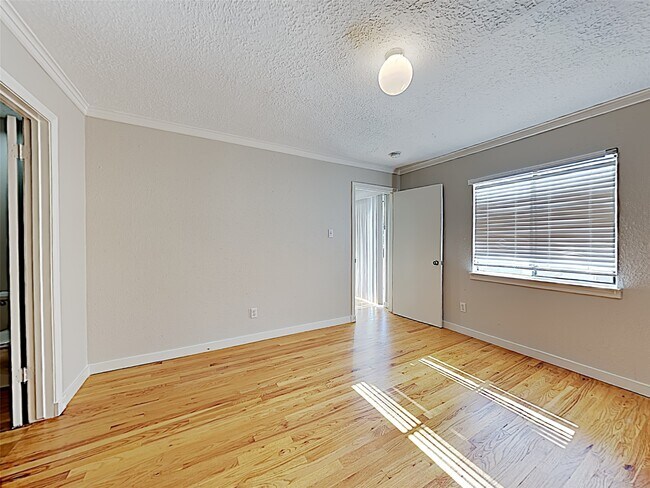 Building Photo - 402 Tuam St