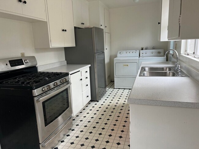 Building Photo - Ash Ave.