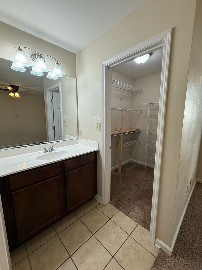 Building Photo - 2 bedroom, 2 bath apartment