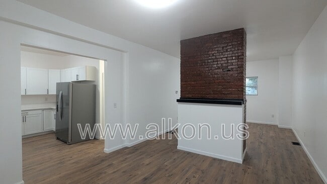 Building Photo - 566 Greenfield Ave